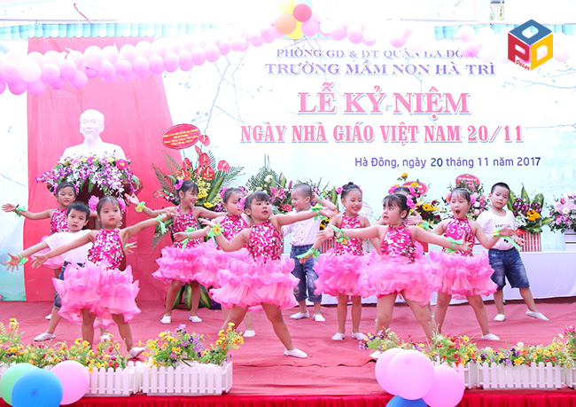 Biểu diễn văn nghệ chào mừng ngày 20 - 11