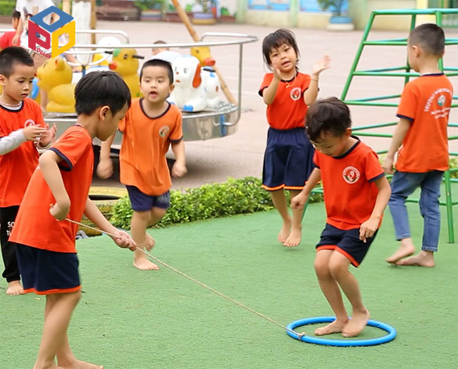 Trẻ học được kỹ năng làm việc nhóm khi chơi trò chơi Trẻ học được kỹ năng làm việc nhóm khi chơi trò chơi
