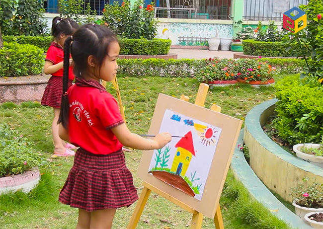 Khu vực nghệ thuật trong sân trường mầm non