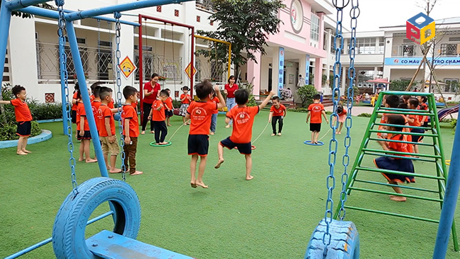 Khu vui chơi vận động nên trải cỏ nhân tạo