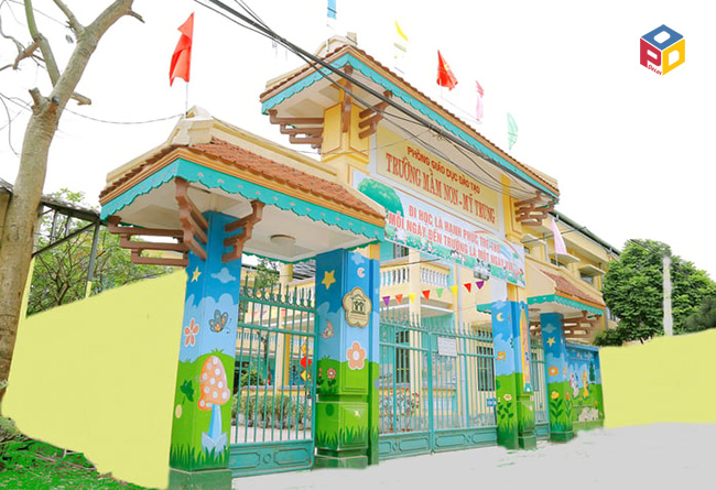 Một cổng trường mầm non thiết kế sặc sỡ