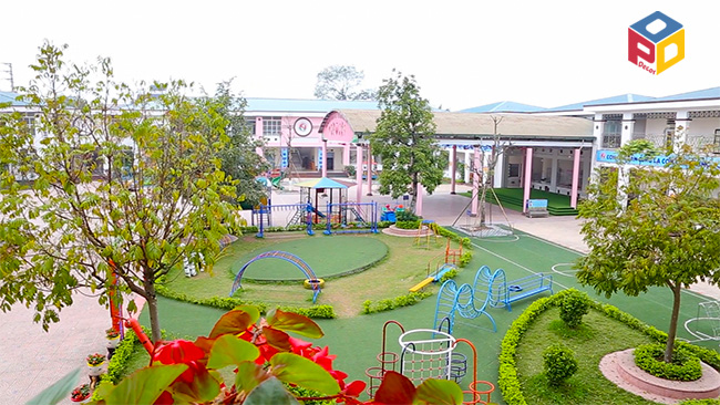 Một không gian ngoài trời sáng tạo với các vật dụng học tập và trò chơi