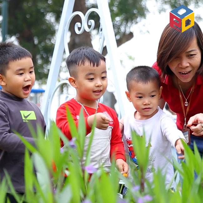 Niềm vui của trẻ khi được khám phá thiên nhiên