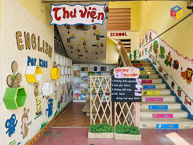 Trang trí klhu vực cầu thang của trường mầm non Hoa Sen - Bắc Giang