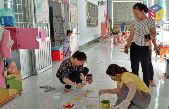 Các cô giáo Trường Mầm Non Sao Mai - Vĩnh Long trang trí nền hành lang