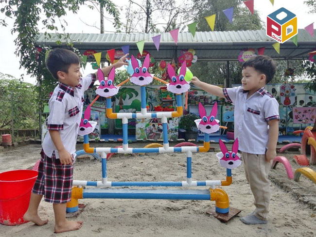 Cô và trẻ tự làm đồ chơi bằng phế liệu sẽ kích thích tư duy sáng tạo và kỹ năng làm việc nhóm