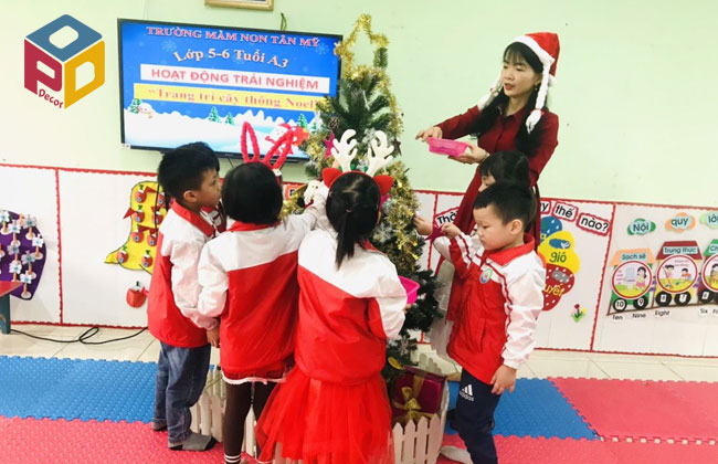 Cô và trò Trường Mầm non Tân Mỹ bắc Giang trang trí cây thông noel