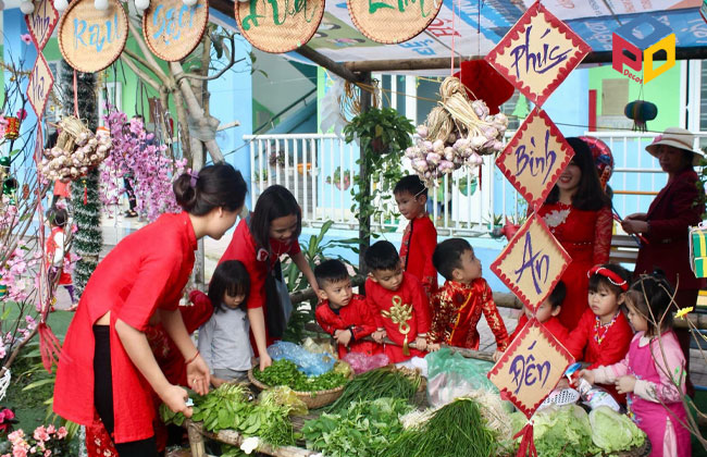 Gian hàng bán rau củ quả của hệ thống giáo dục HBE