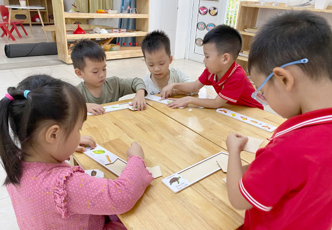 Học sinh Trường tiền Yên chơi giáo cụ Vòng đời sinh trưởng LC03