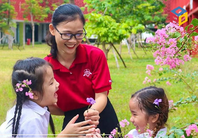 Khi trẻ tập trung lắng nghe hãy khen và khuyến kích bé