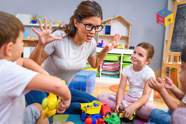 Sử dụng các biểu cảm và ngôn ngữ cơ thể
