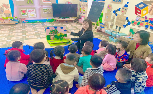 Sử dụng đạo cụ minh họa khi kể chuyện cho bé