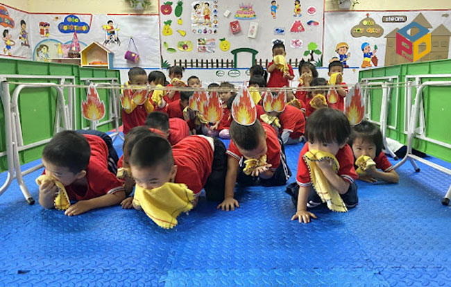 Tiết học kỹ năng thoát hiểm khi có cháy tại Trường Mầm non Dĩnh Trì bắc Giang