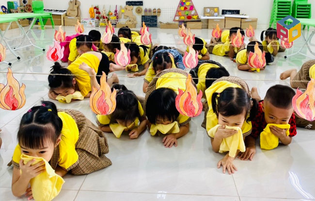 Trẻ 5 tuổi trường mầm non Phú Cường ba Vì học kỹ năng thoát hiểm khi có cháy