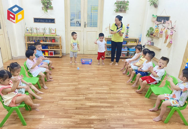 Trẻ Trường Mầm Non Nắng Mai trong buổi học ném xa bằng 1 tay