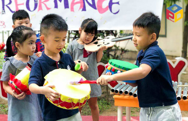 Trẻ Trường Mầm Non Quốc tế KINDY CITY chơi trò chơi âm nhạc