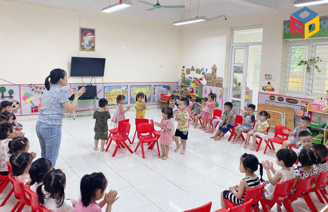 Trẻ chơi trò chơi âm nhạc " Ai nhanh nhất"