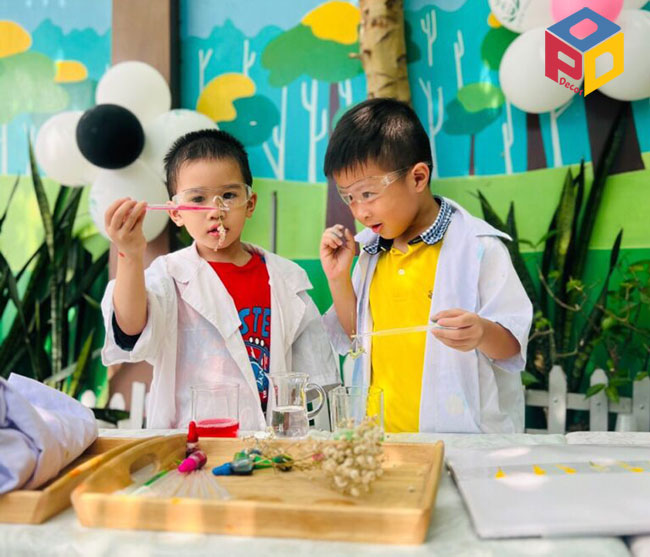 Trẻ học thí nghiệm tại hệ thống mầm non Sunrise