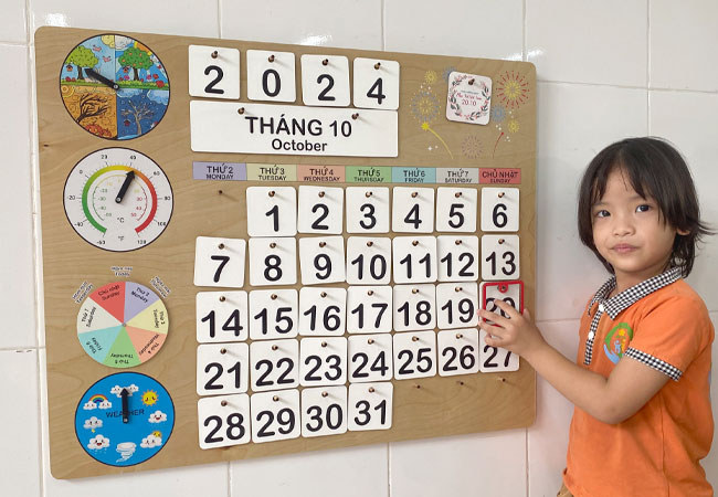 Trẻ mầm non dùng Lịch thời gian