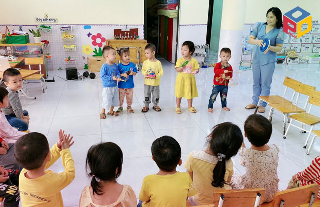 Trẻ trường mầm non Ba Vì chơi trò chơi âm nhạc