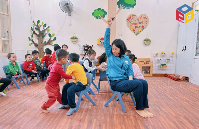Trẻ trường mầm non Hoa Hồng Hoàn Kiếm chơi trò Chiếc ghế âm nhạc