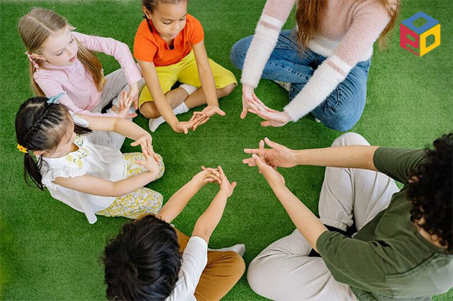 Trò chơi Làm theo hướng dẫn giúp trẻ tập trung lắng nghe khẩu lệnh