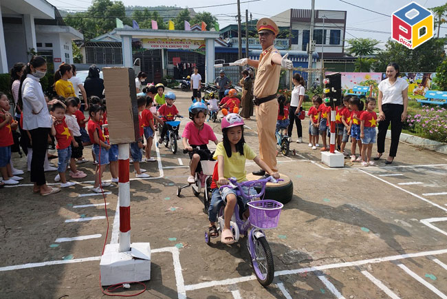 Trường Mầm non Bình Lư giáo dục về an toàn giao thông cho trẻ