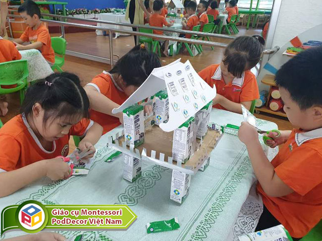 Các bé làm mô hình Khuê Văn Các bằng vỏ hộp sữa tươi