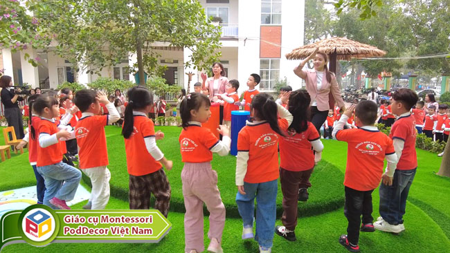 Cô và trẻ trường MN Yên Sở trong một giờ học âm nhạc ngoài trời