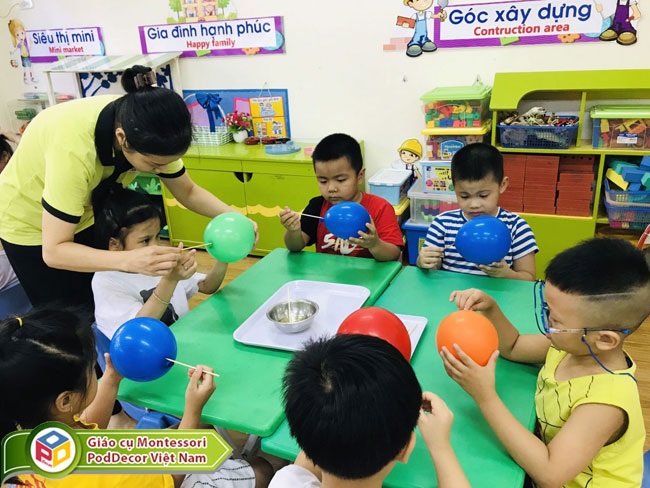 Cô và trẻ trường mn Năng Mai Hoàn Kiếm thực hành thí nghiệm Bóng bay bị chọc que mà không vỡ