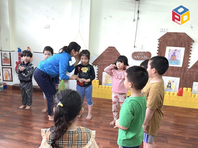 Cô và trò trường mn Hoa Hồng Hà Nội chơi trò chơi truyền tin