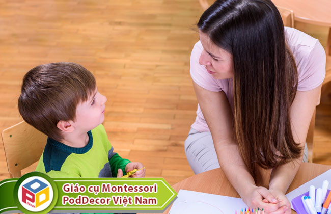 Để trẻ 2 tuổi tập nói tốt nên trò chuyện với bé hàng ngày