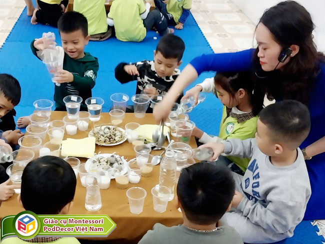 Giáo viên học sinh trường mn Hộ Độ Lộc Hà thực hành thí nghiệm Trứng nổi trứng chìm