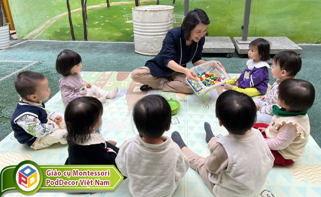 Hoạt động với đồ vật của bé 12 24 tháng tuổi Trường mầm non chất lượng cao 20 10 Hoàn Kiếm Hà Nội