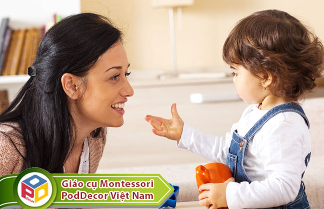 Khi dạy trẻ 2 tuổi tập nói bạn lặp lại từ ngữ đơn giản nhiều lần