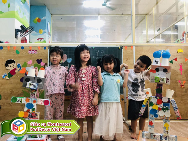 Những chú robot đồ chơi làm từ vỏ hộp sữa tươi của các bé Trường MN Phượng Hồng Hà Đông Hà Nội