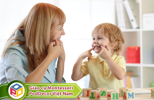 Sử dụng ngôn ngữ cơ thể hoặc chỉ tay