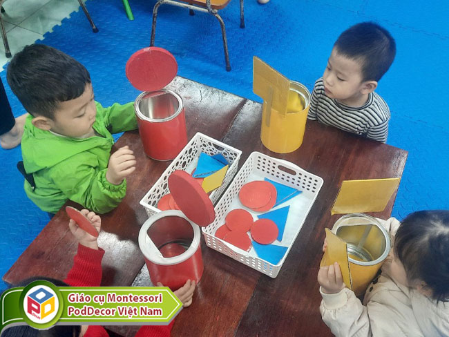 Trẻ 3 tuổi trường mn Phú Lương Ba Vì trong giờ học phân biệt hình tròn hình vuông