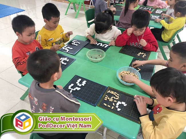 Trẻ Trường MN Tản Hồng Ba Vì trong hoạt động tạo hình làm quen với chữ cái U Ư