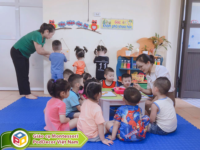 Trẻ Trường mầm non Bình Minh Bắc Giang tạo hình và trang trí góc khám phá