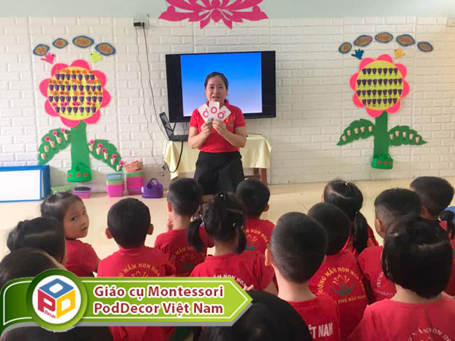 Trẻ trong giờ làm quen với chữ cái o ô ơ Trường mn Hoa Sen - Bắc Giang