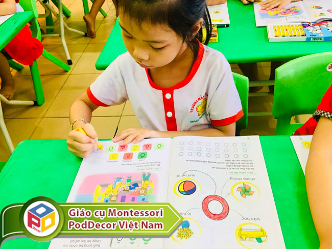 Trẻ mầm non Đa mai Bắc Giang tô màu chữ cái