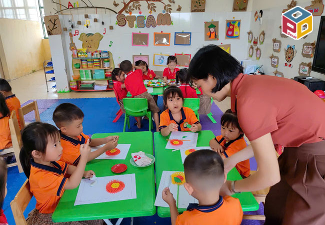 Trẻ trường mầm non Thái Đô Thái Bình trong tiết học tạo hình làm thiệp tặng cô