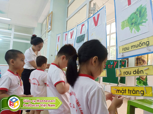 Trẻ trường mn Đường Lâm Hà Nội với trò chơi tìm chữ V và R