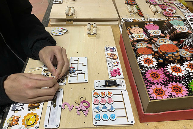 Lắp ráp hoàn rthiện sản phẩm đồ chơi giáo dục Montessori