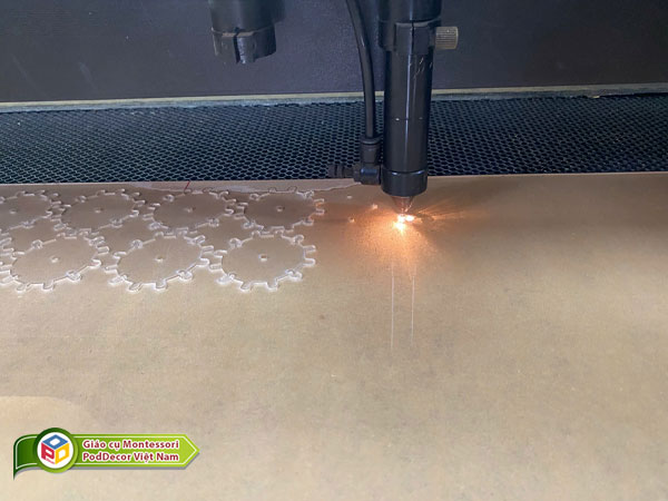 Cắt mica bằng laser cho độ chính xác cao