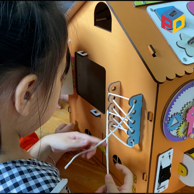 Bé học các kỹ năng cơ bản qua các bộ đồ chơi Montessori