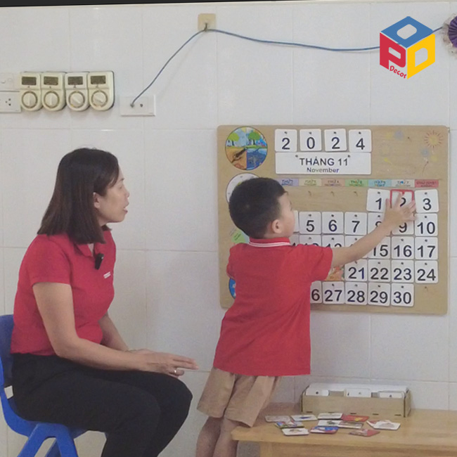 Đồ chơi Montessori Bảng lịch ngày tháng tại các trường mầm non